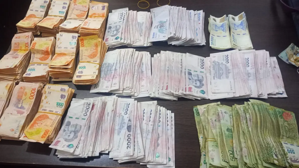 Encontraron más de 3 millones de pesos en el baúl de una moto Encontraron más de 3 millones de pesos en el baúl de una moto
