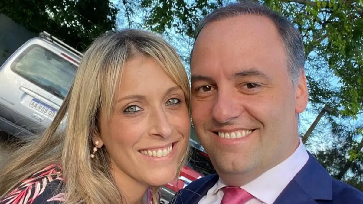 Adorni dijo que su esposa viajó invitada por Milei