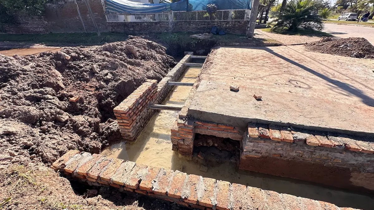 Alcantarillas y desagües en Charata: obras en Alem y Castex