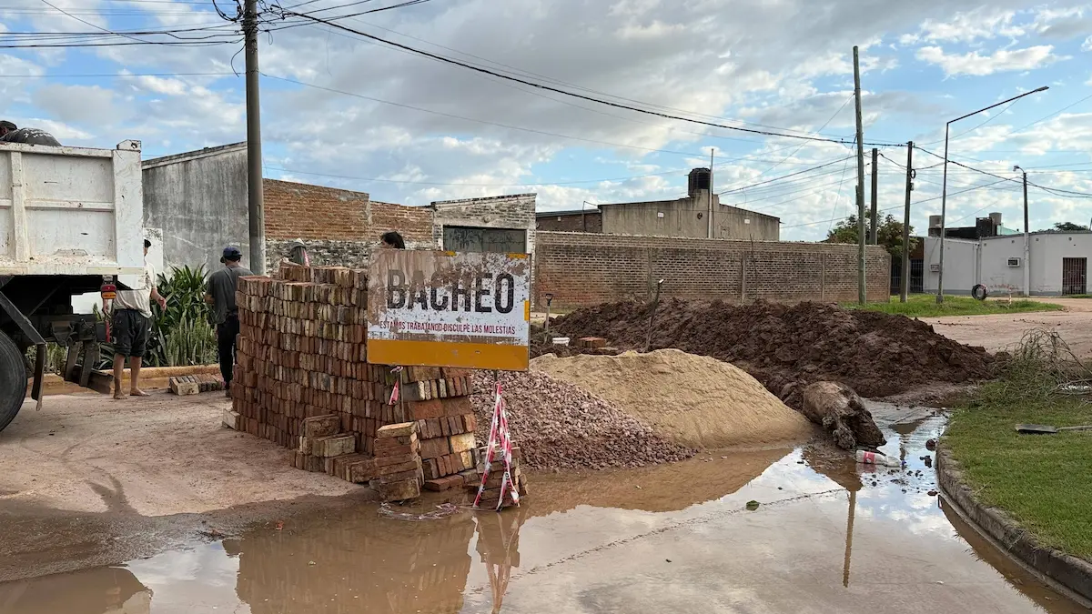 Obras municipales en Charata: perfilado y enripiado en Barrio Ulm