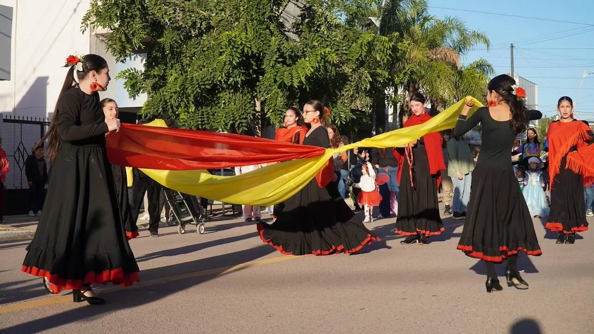 Desfile danza Charata: 10 academias en la Güemes