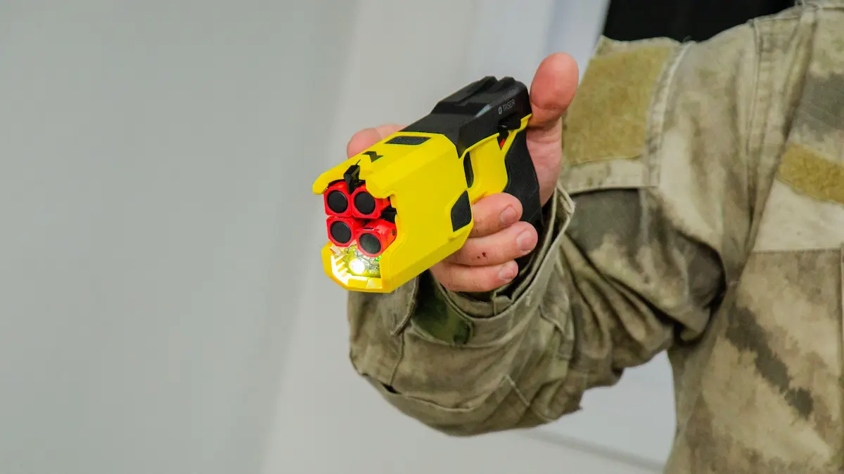 Taser en el Chaco: la Policía incorpora armas no letales