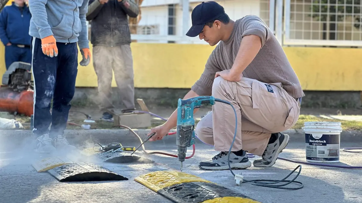 Reductores de velocidad en Charata: instalan frente a escuelas