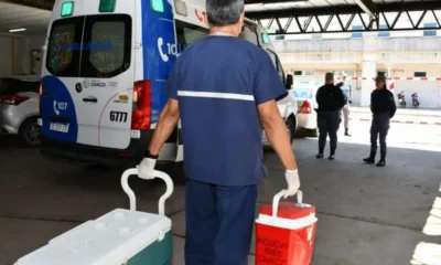 Personal de salud trasladando contenedores de traslado de órganos en el Hospital Perrando, en un operativo del CUCAI Chaco