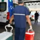 Personal de salud trasladando contenedores de traslado de órganos en el Hospital Perrando, en un operativo del CUCAI Chaco