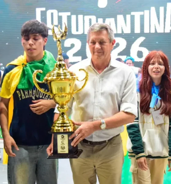 Rach felicitó a los estudiantes por la Estudiantina 2026