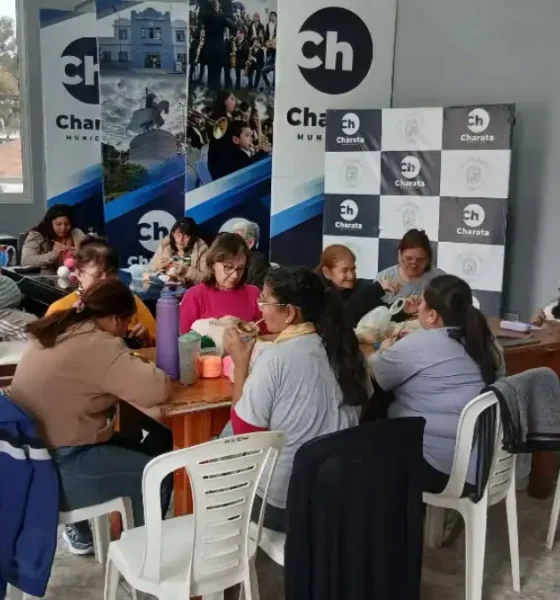 Taller de tejido solidario en el Paseo del Sol