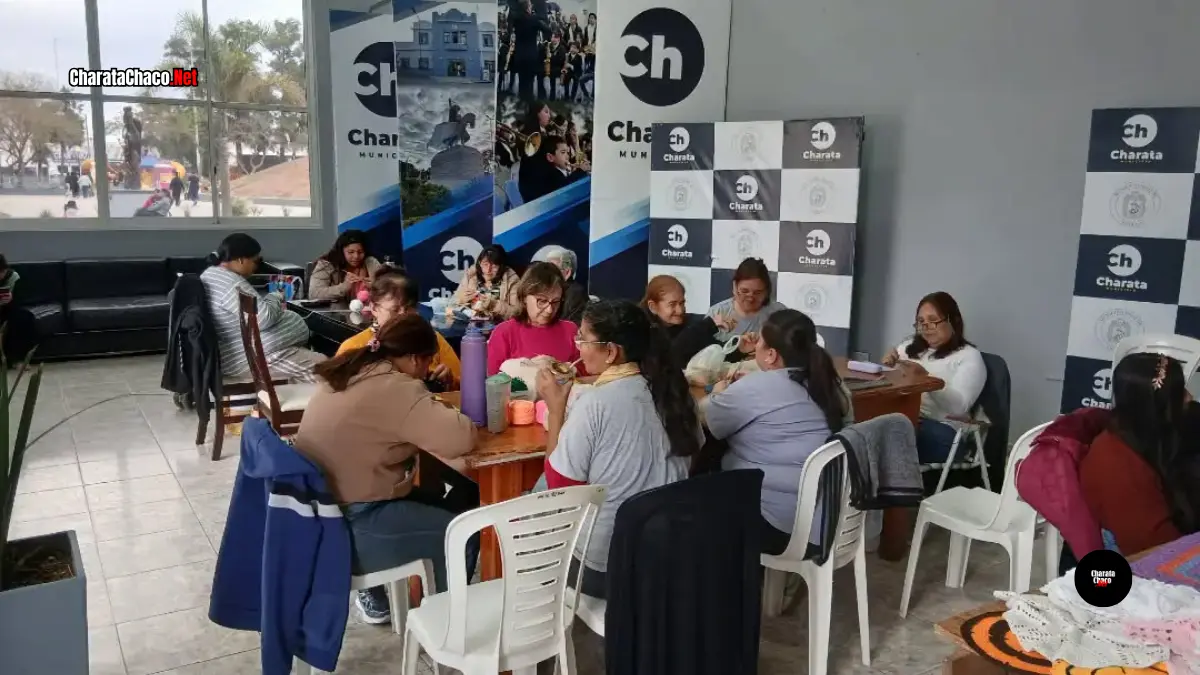 Taller de tejido solidario en el Paseo del Sol